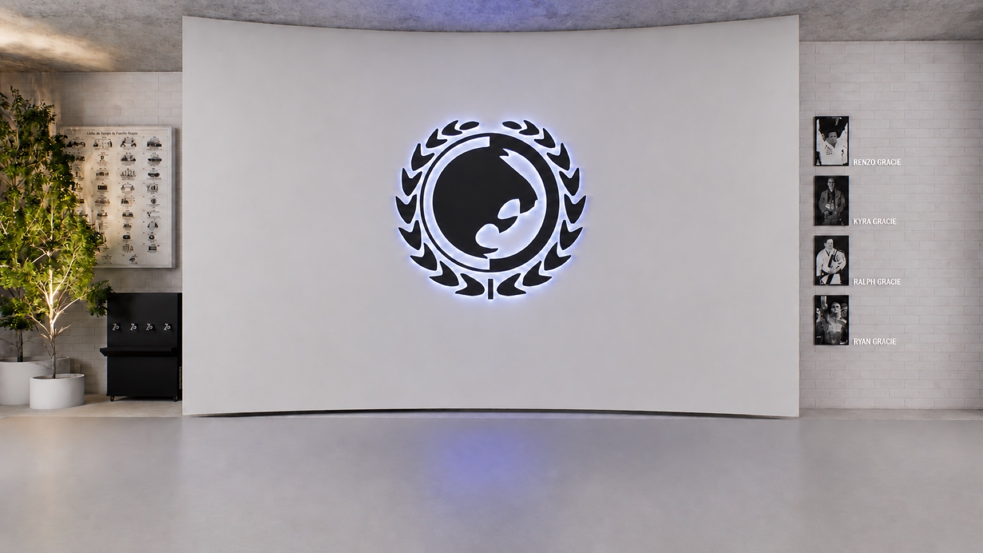 Parede curva com logo RGA gigante iluminado e galeria da família Gracie
