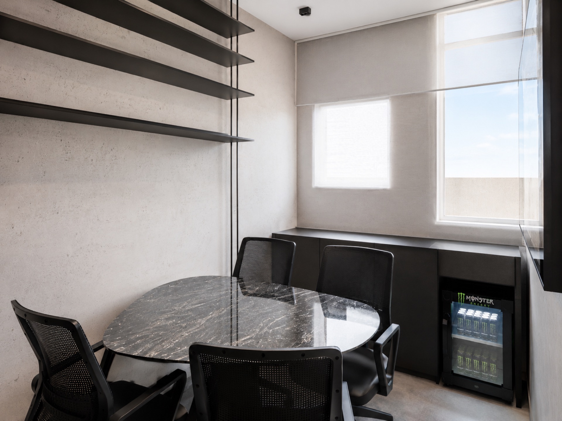 Sala de reunião privativa com mesa de mármore